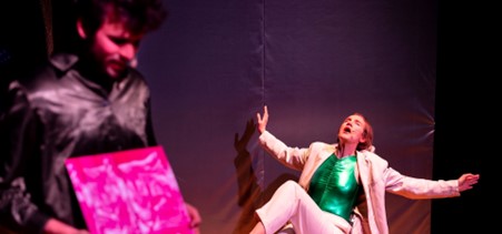 Bestand:Loro speelt laura.jpg