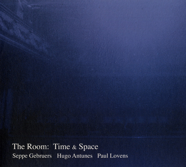 Bestand:SeppeGebruersHugoAntunesPaulLovensTheRoomTimeSpaceCDalbumscan - 0049722.jpg