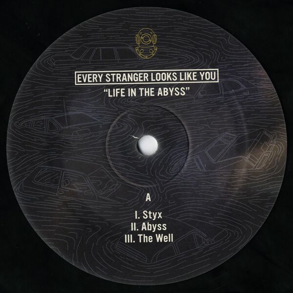 Bestand:EveryStrangerLooksLikeYouLifeintheabyss12VinylEPscan - 0042488.jpg