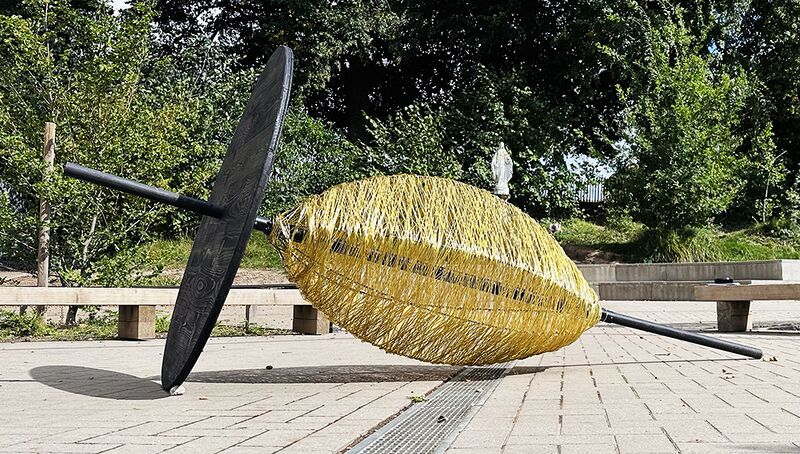 Bestand:4. Threads from the center.jpg