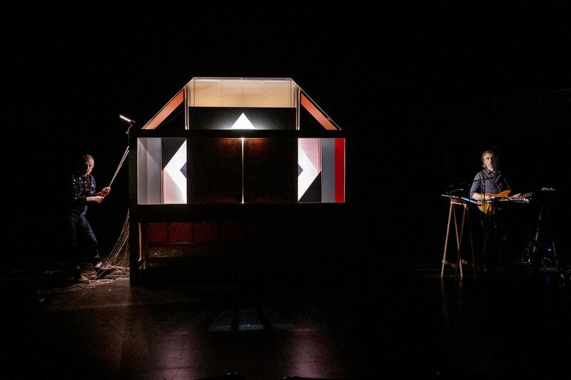 Bestand:Down-the-rabbit-hole Toneelhuis.jpg