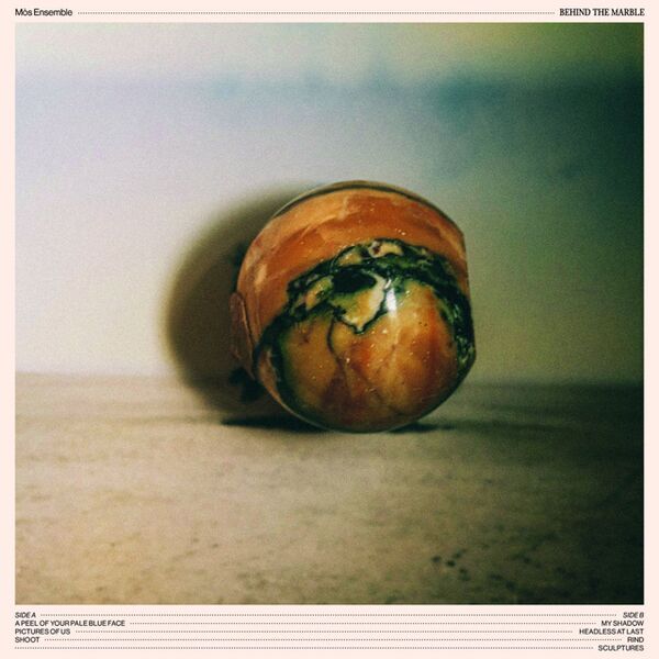 Bestand:MòsEnsembleBehindtheMarbleVinylLPalbumscan - 0052364.jpg